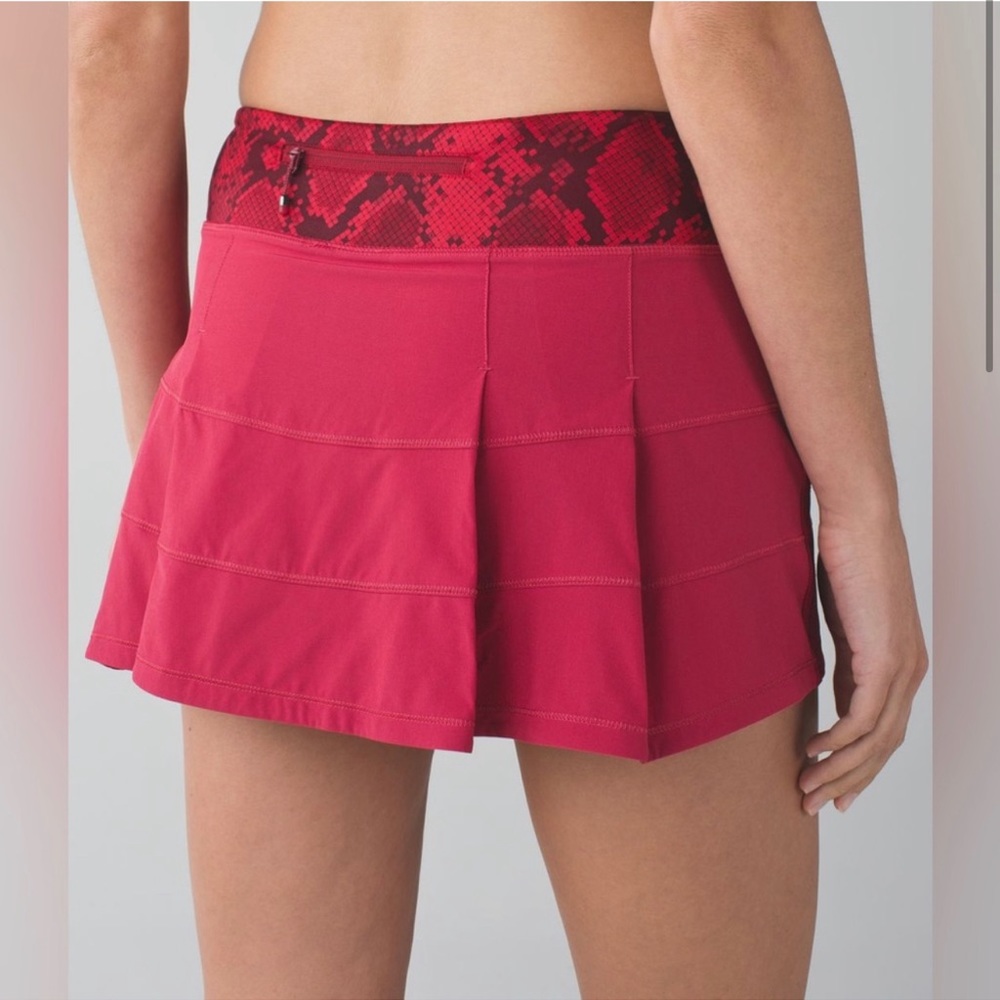 Lululemon red Pace Rival skirt ll red snakeskin